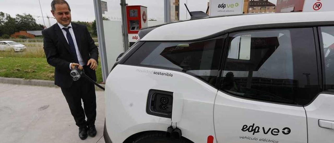 Javier Izquierdo, a punto de recargar su coche eléctrico en la ecoestación de EDP en Roces (Gijón).