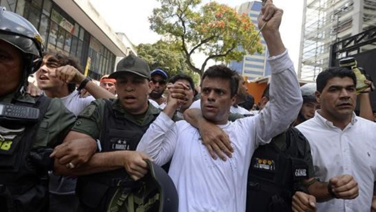 El líder opositor Leopoldo López, en el centro, en una manifestación en Caracas en febrero del 2014.