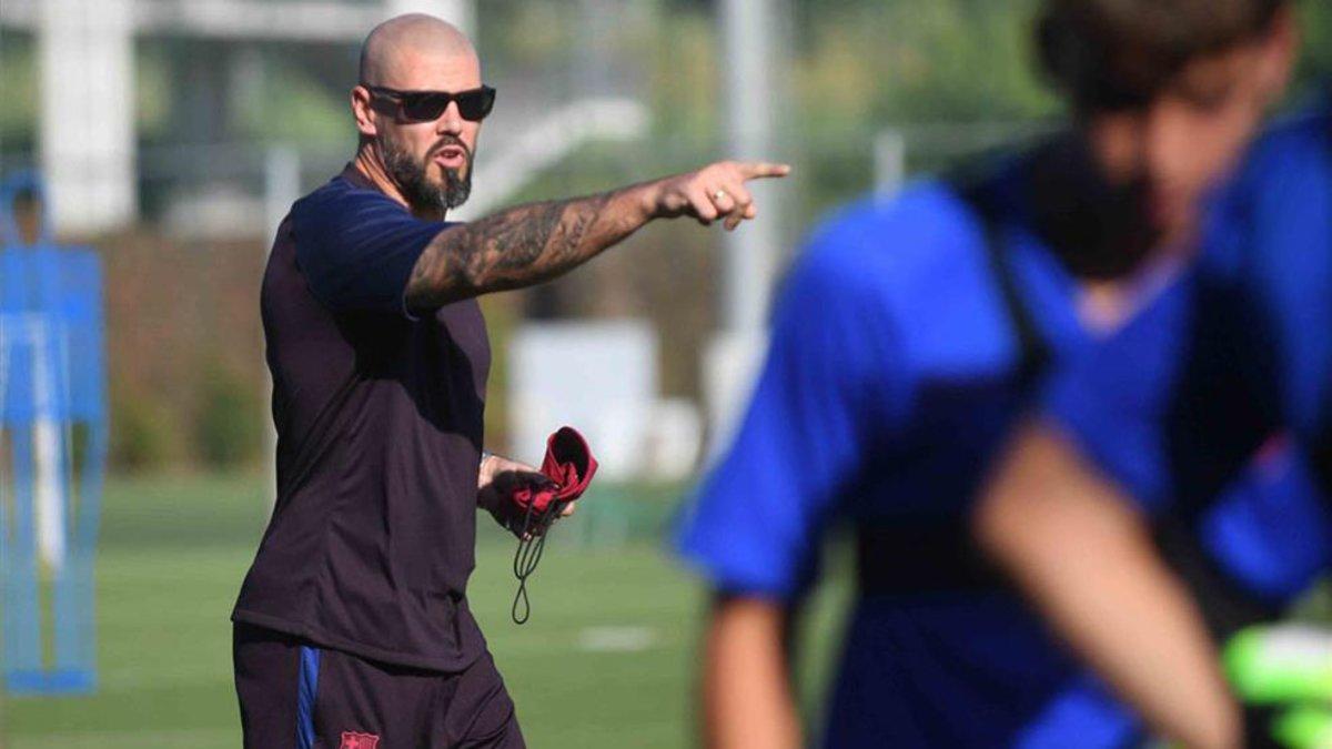 Valdés dirigiendo al juvenil del Barça