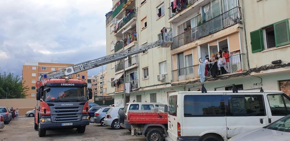 Bomberos y policías rescatan a unos okupas que no podían salir del piso en Palma