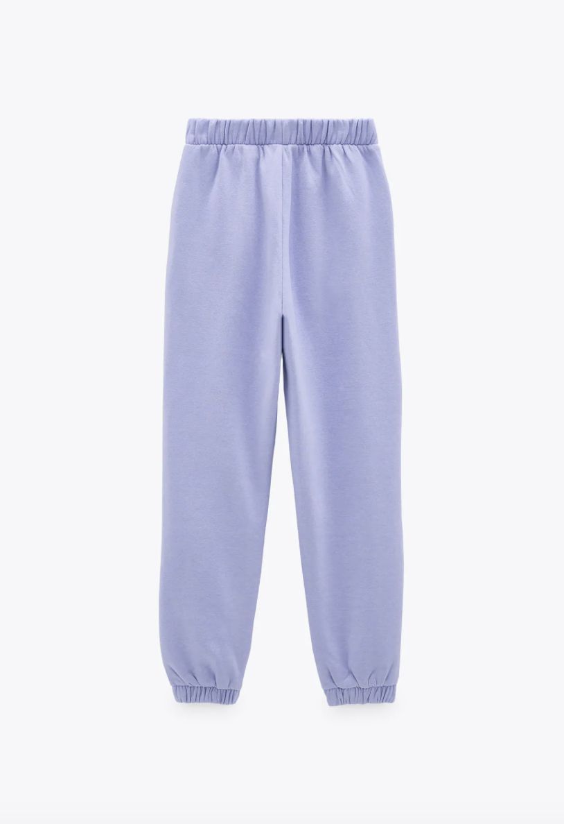 Pantalones joggers en tono lila de Zara
