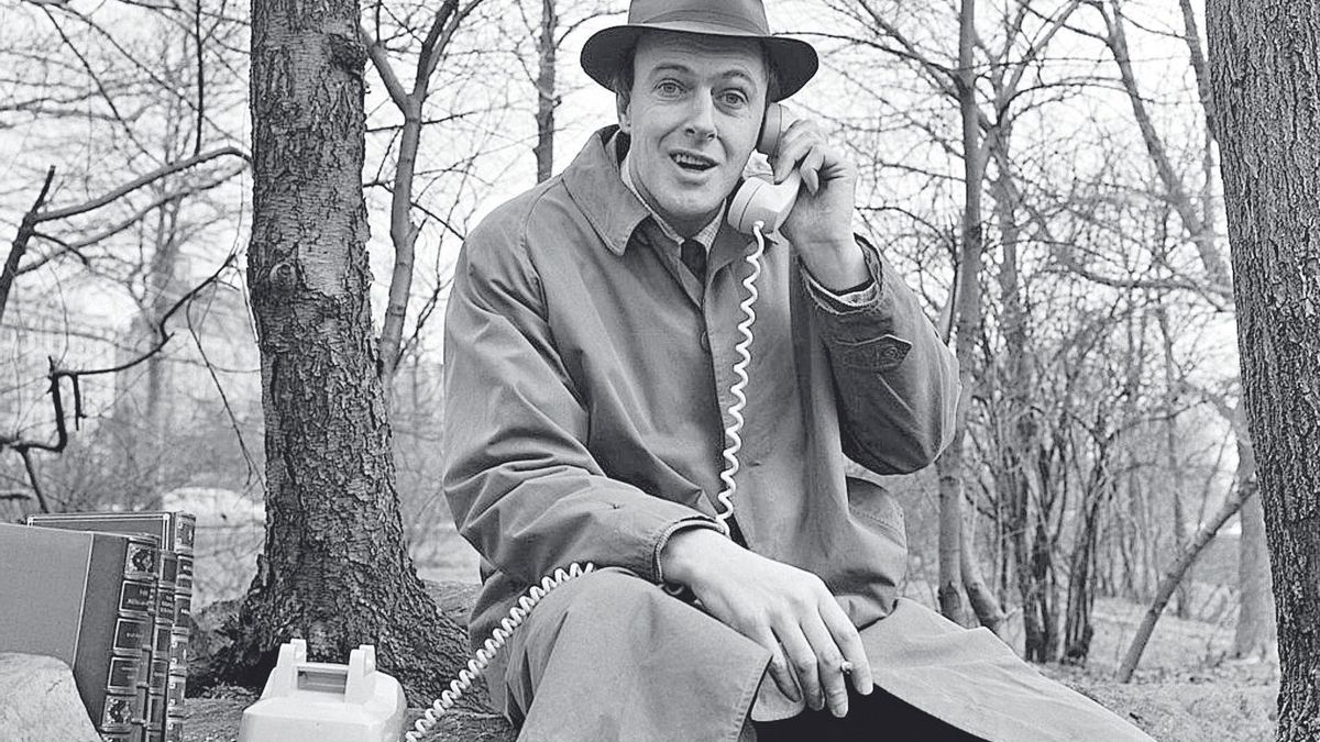 Roald Dahl, en Central Park durante la filmación de uno de los capítulos de la serie ‘Way Out’, en 1961