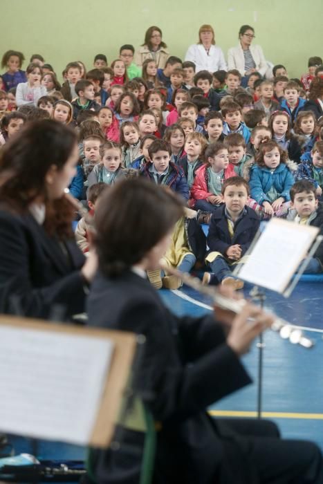 Concierto de la Banda de Música en el colegio Enrique Alonso bajo la dirección de Daniel Santos