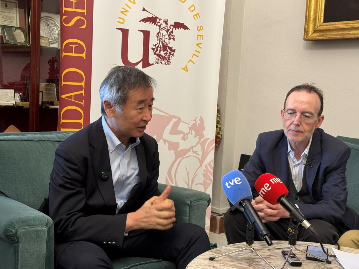 El profesor Takaaki Rajita, premio Nobel de Física en 2015, y el profesor Juan Antonio Caballero, en la Universidad de Sevilla.