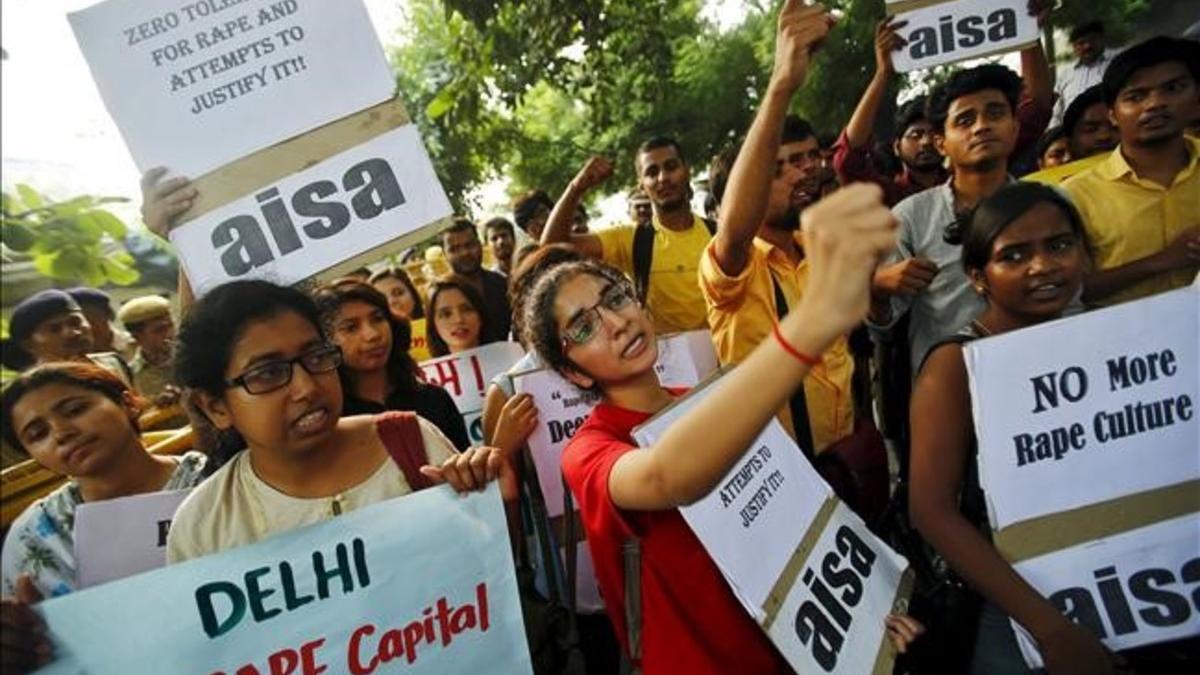 Manifestación en el 2015 en Nueva Delhi de estudiantes contra las violaciones a mujeres en la India.