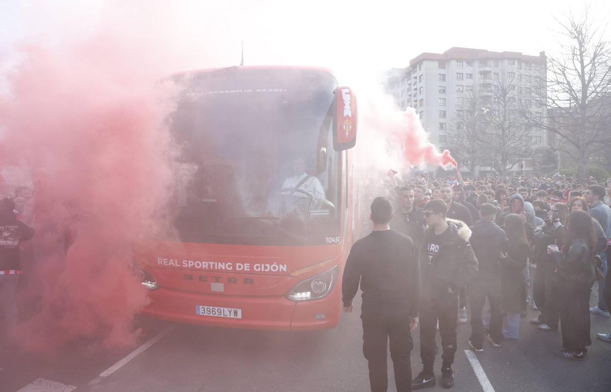 El autocar del Sporting llegando entre los aficionados a El Molinón. | ÁNGEL GONZÁLEZ