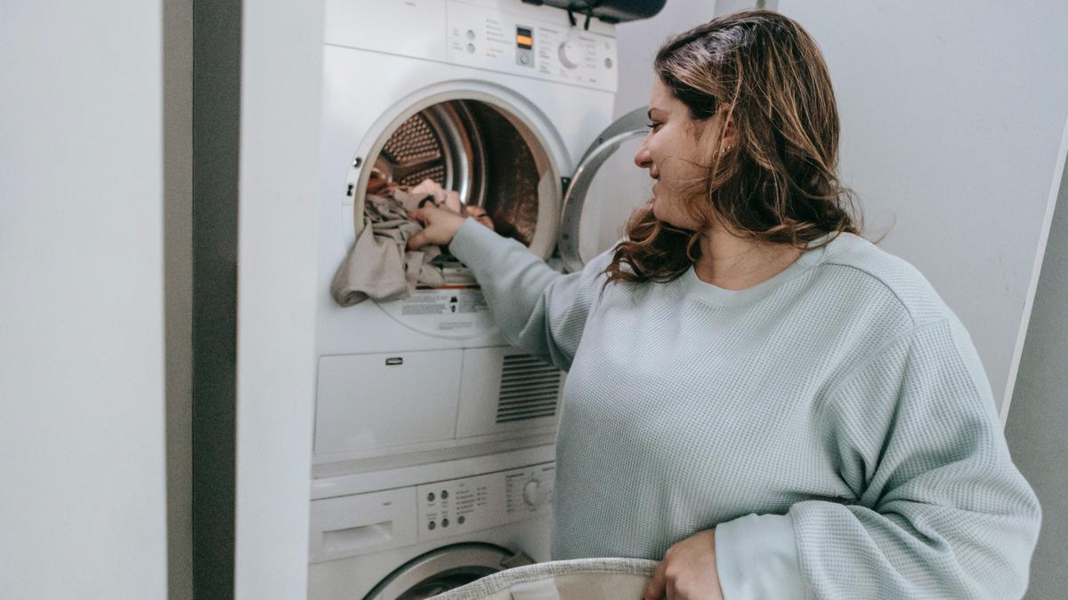 Una mujer pone la lavadora