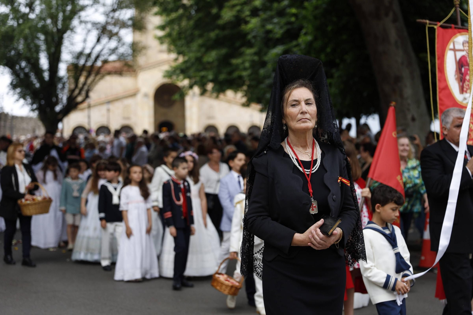 Pétalos, incienso, niños... así fue la procesión del Corpus Christi en Gijón (en imágenes)