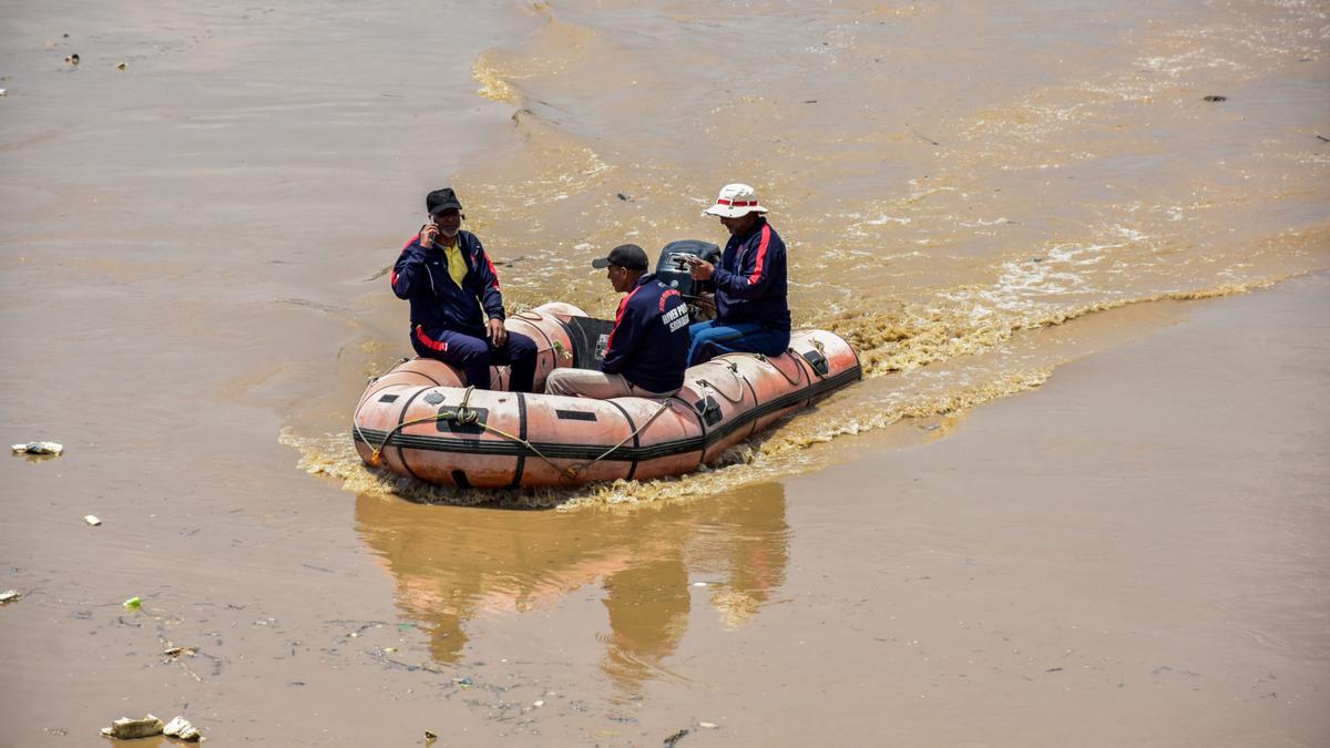 Servicios de emergencia de India en las inundaciones en Srinagar
