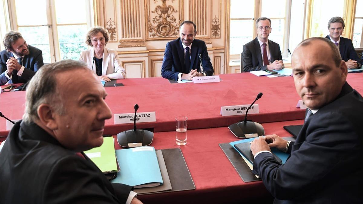 El primer ministro francés, Édouard Philippe, presenta la reforma laboral a los agentes sociales