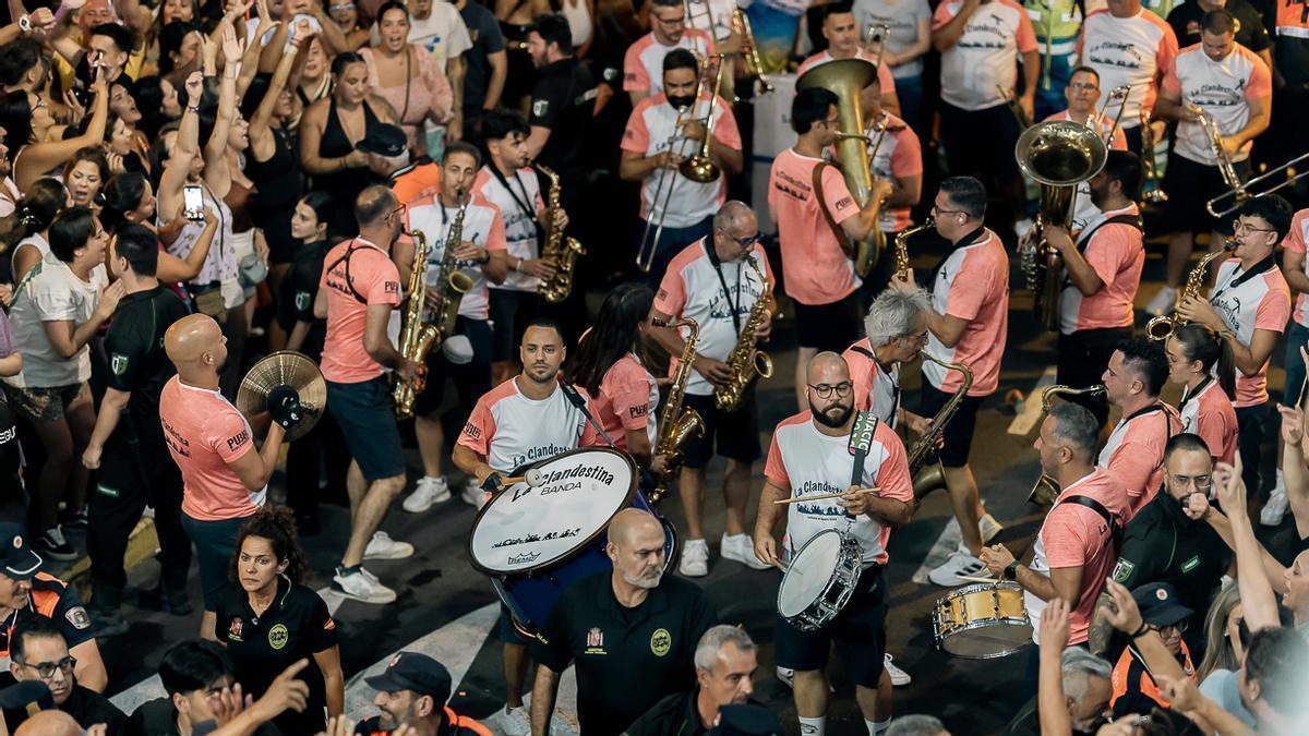 El volador de La Diana marca el inicio de más de 20 horas de fiesta sin freno en Agaete