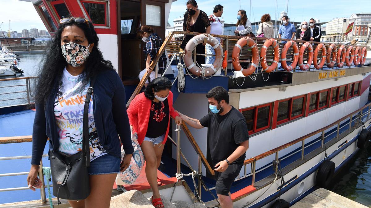 Turistas descienden del crucero turístico Rías Altas 2