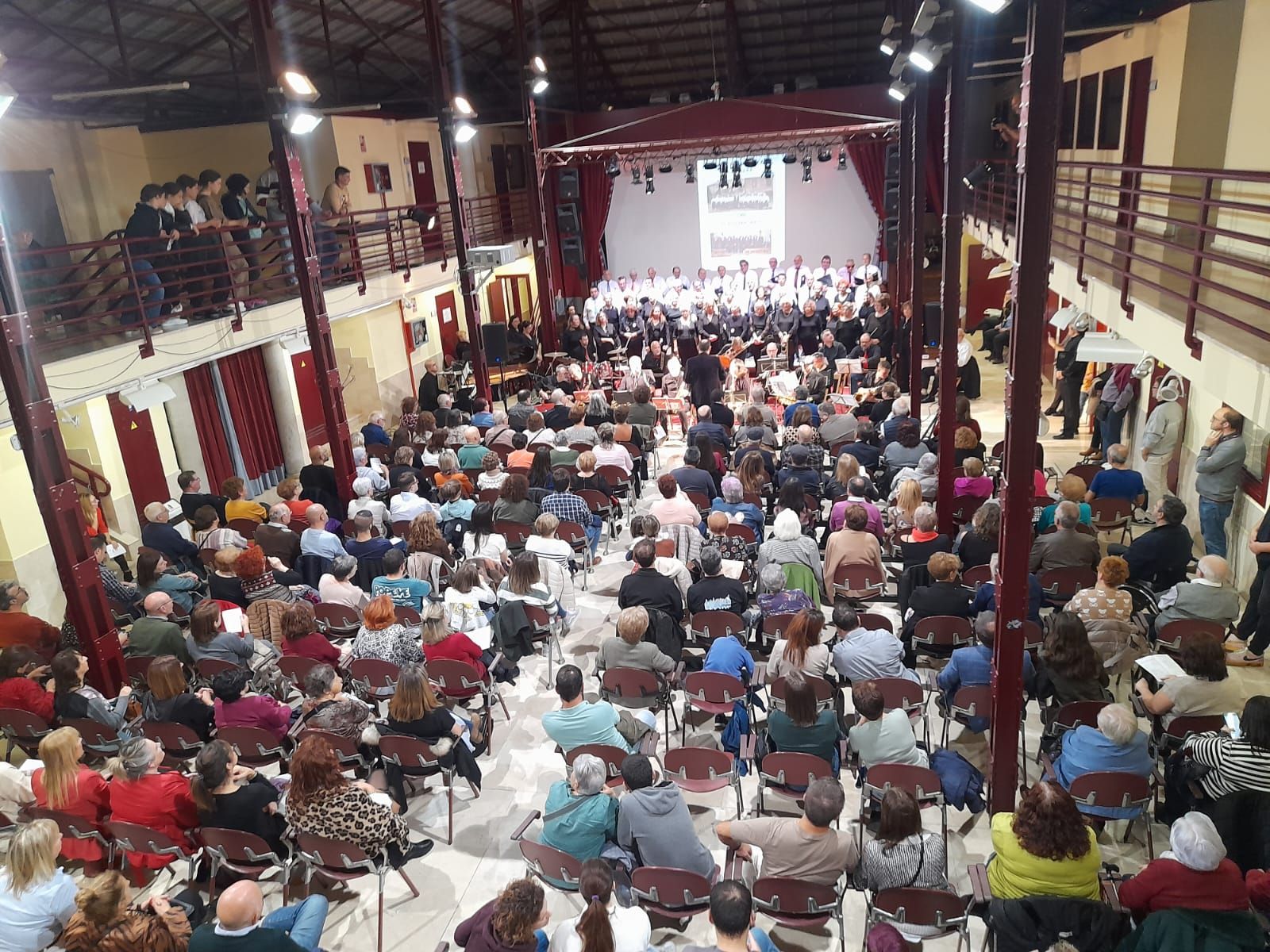 El concierto del 35º aniversario de la Coral Polifónica de Llanera, en imágenes