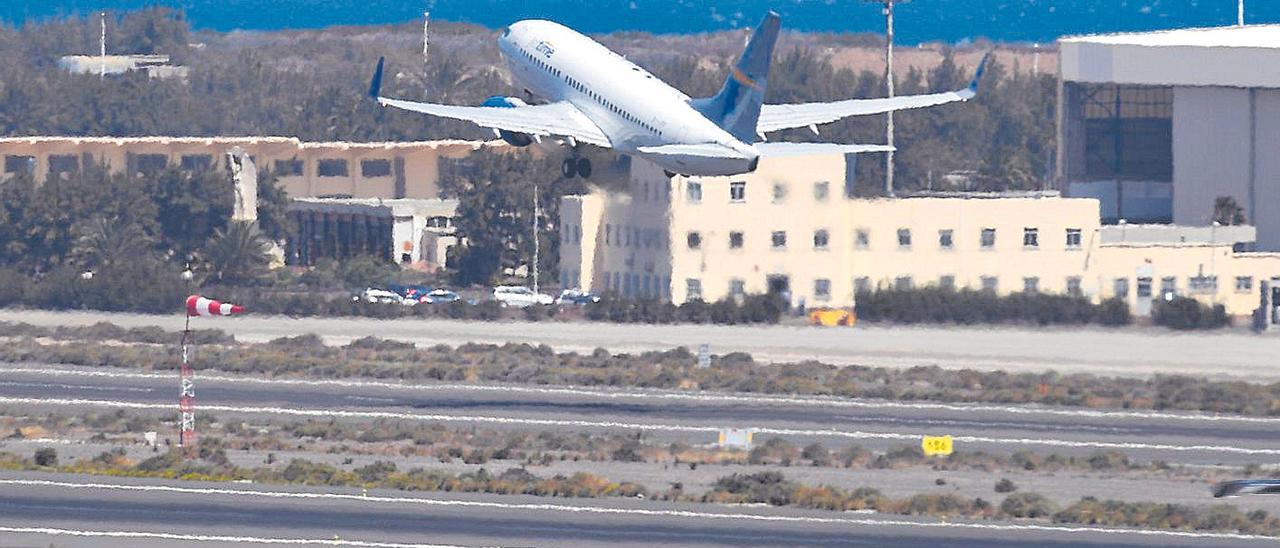 Despegue de un avión en un aeropuerto canario.