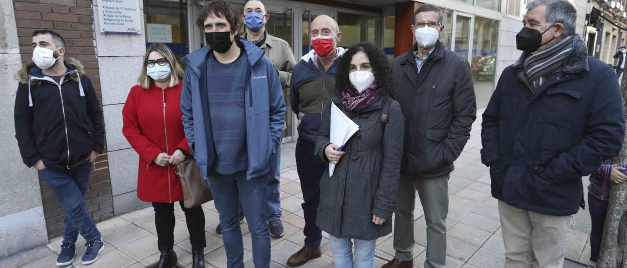 Concejales de Cambia Avilés (CA) y representantes de Podemos e IU, ayer, ante los juzgados de Avilés. | R. S.
