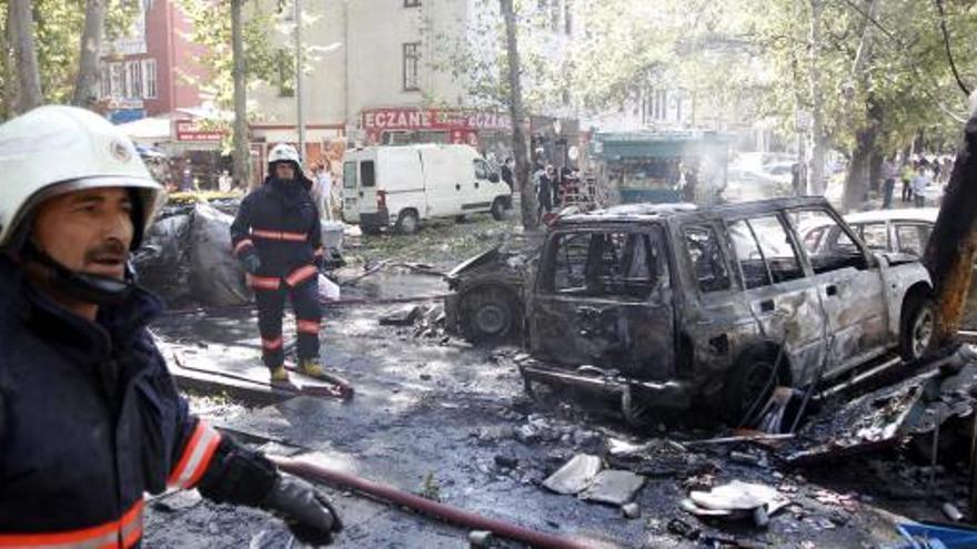 Bomberos y miembros de la policía trabajan en la zona donde ha explotado la bomba en Ankara.