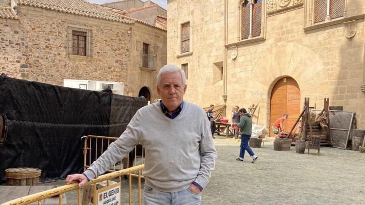 Felipe Vela en la plaza de Santa María, donde se rueda La Casa del Dragón.