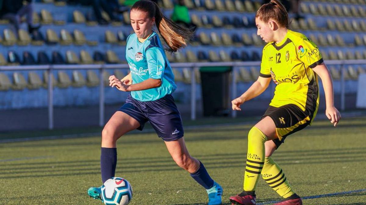 Aldarita conduce el balón en el partido ante el Mos B. |  // FDV