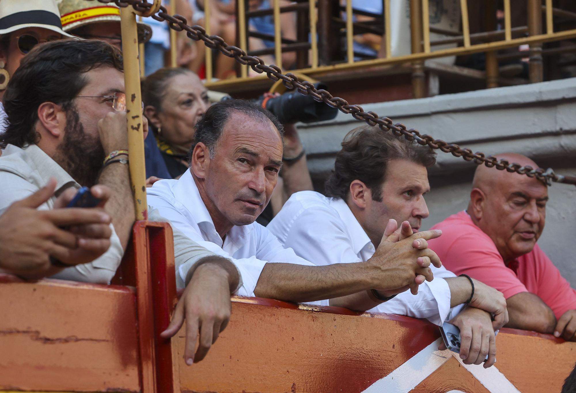 El matador de toros Pep�n L�ria con las manos cruzadas en la plaza de toros.jpg