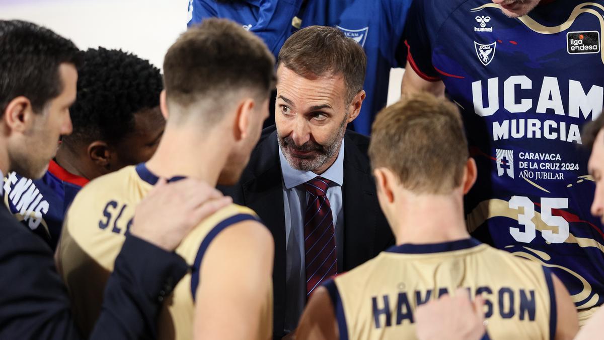 Los jugadores del UCAM Murcia CB junto al entrenador Sito Alonso.