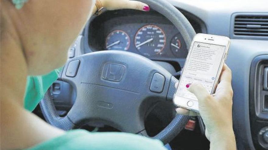 Castellón impone 430 multas por usar el móvil al volante