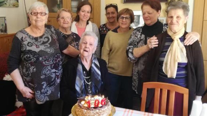 Antònia Llanes, la &#039;iaia dels Comtals&#039;, celebra a casa seva els 106 anys