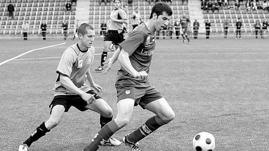 El azulgrana Otero controla el balón ante Pablo Sánchez en el duelo de la pasada temporada contra el Universidad.