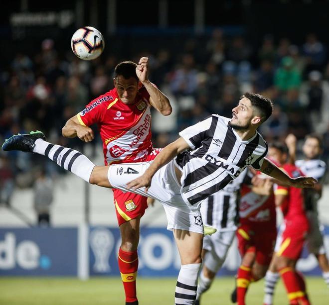 Federico Andueza (d) de Wanderers disputa un balón con José Carlos Fernández (i) de Sport Huancayo durante el encuentro de la Copa Sudamericana entre Wanderers y Sport Huancayo en el estadio Parque Alfredo Víctor Viera en Montevideo (Uruguay).