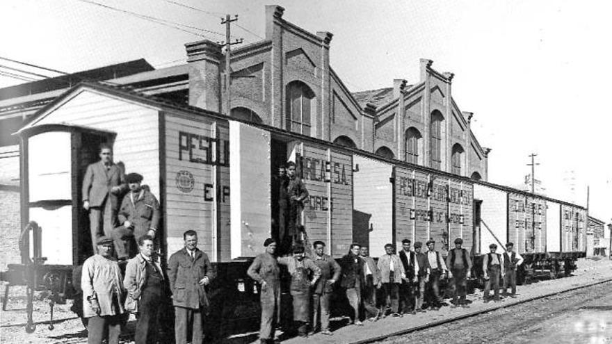 Vagones frigoríficos construidos por la fábrica Construcciones Devís en una imagen de 1927.