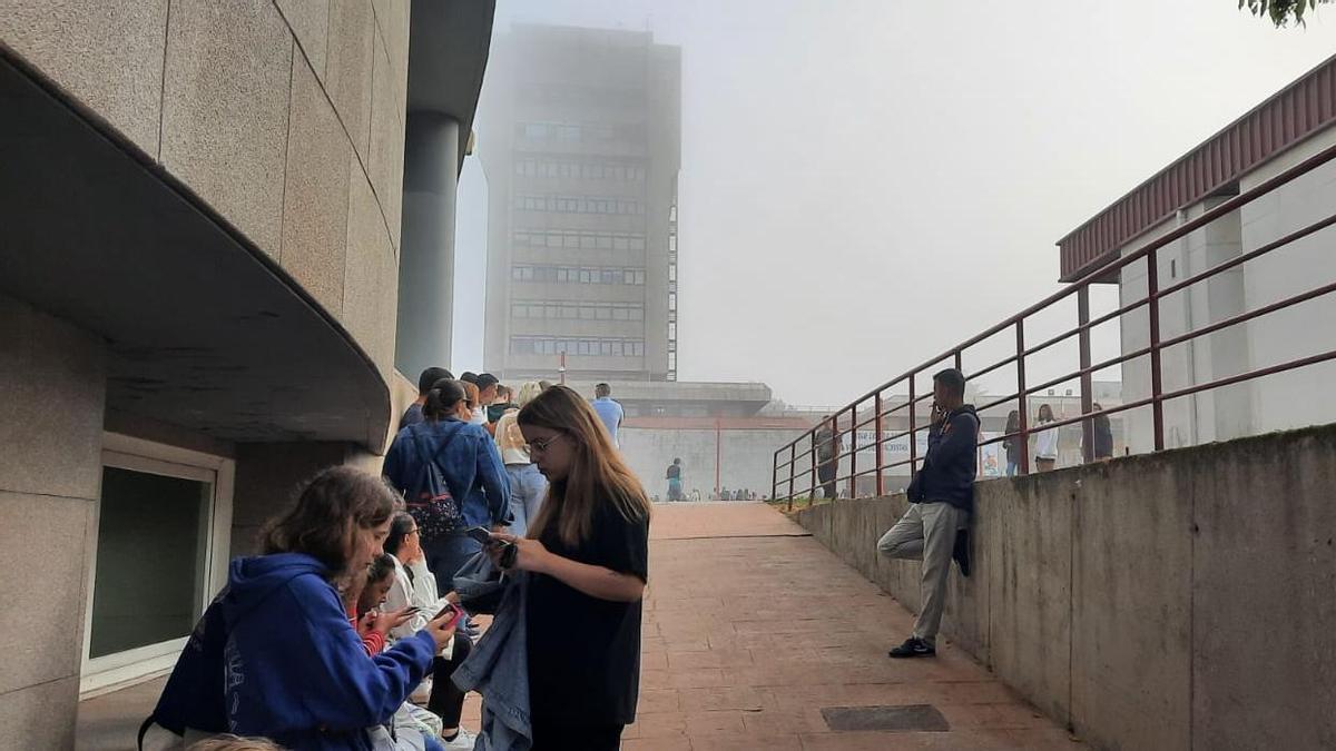 Decenas de personas hacen cola desde primera hora en el Concello de Vigo para conseguir entradas para el concierto de Dani Martín.