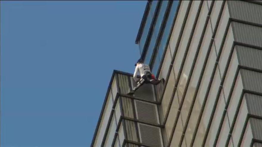 El 'Spiderman' francés escala la tercera torre más alta de Londres