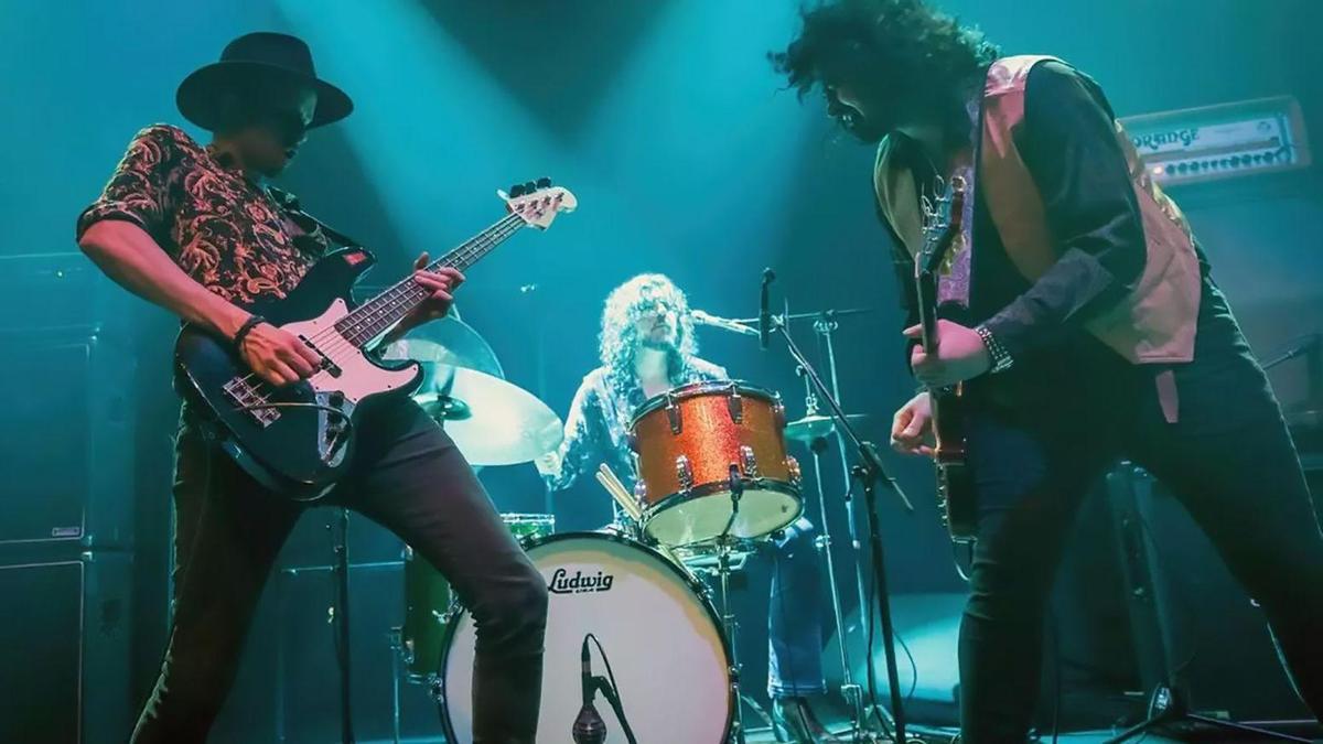 O trío Zalom Grass durante unha actuación en La Fábrica de Chocolate.