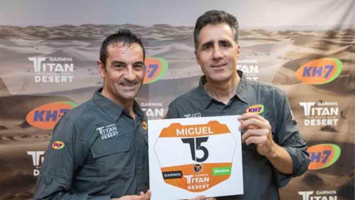 Melcior Mauri y Miguel Indurain con el dorsal que el ciclista lucirá en la Titan Desert 2020