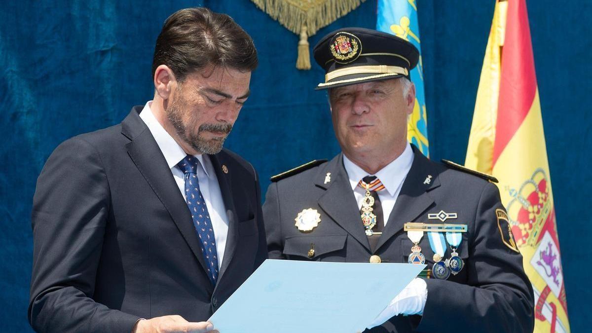 El alcalde de Alicante, Luis Barcala, con el jefe de la Policía Local de Alicante, José María Conesa, en una imagen de archivo.