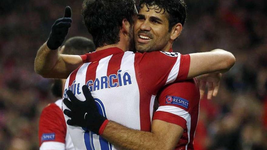 Diego Costa abraza a Raúl García en su anterior etapa en el Atlético que finalizó en el verano de 2014.