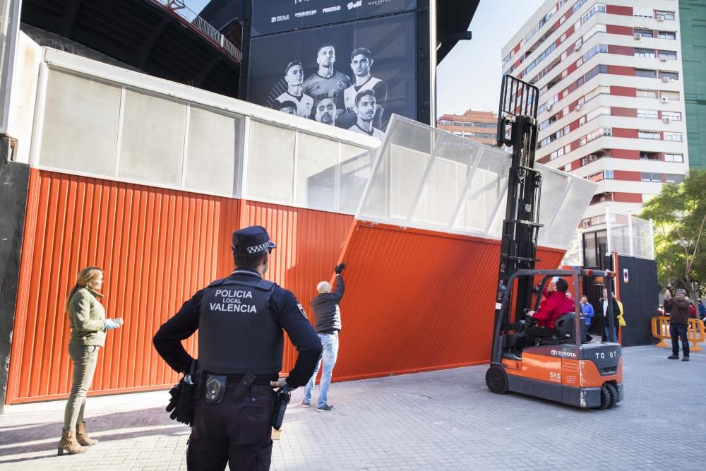 Cae una valla de Mestalla y hiere a un mujer