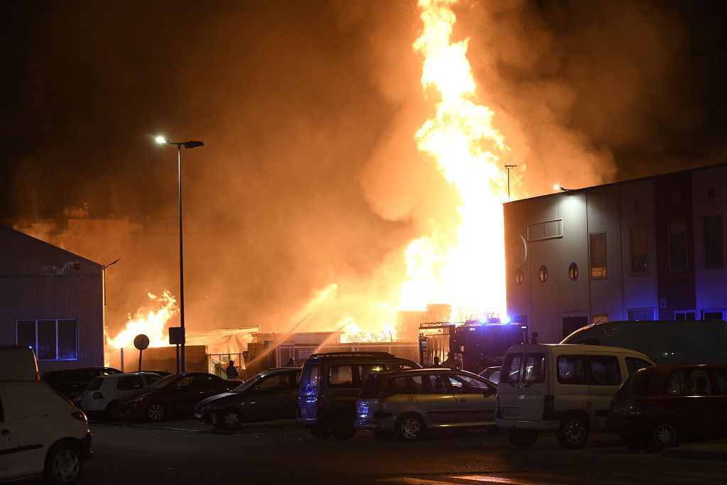 Estas son las imágenes que el aparatoso incendio de Puente Tocinos ha dejado este sábado