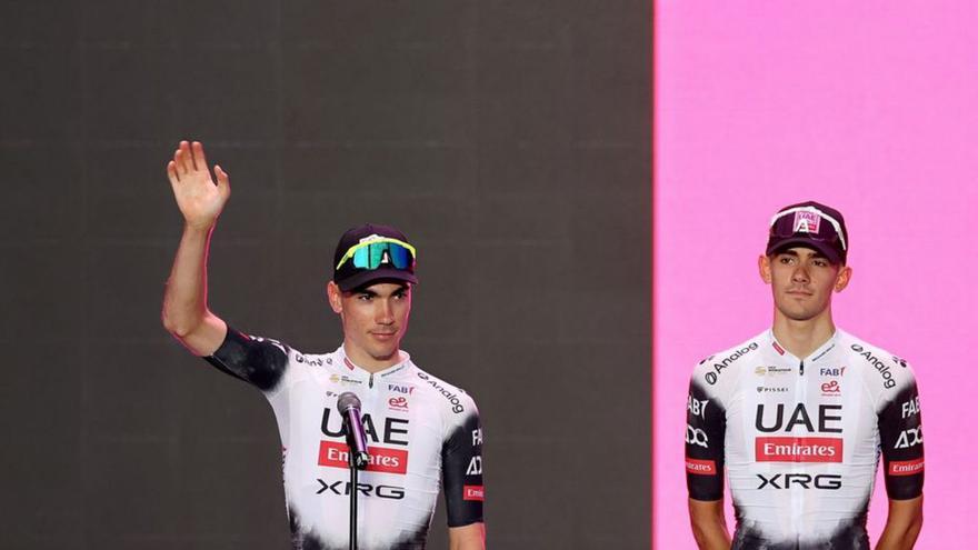 Juan Ayuso saluda en la presentación del Giro de Italia. | EFE