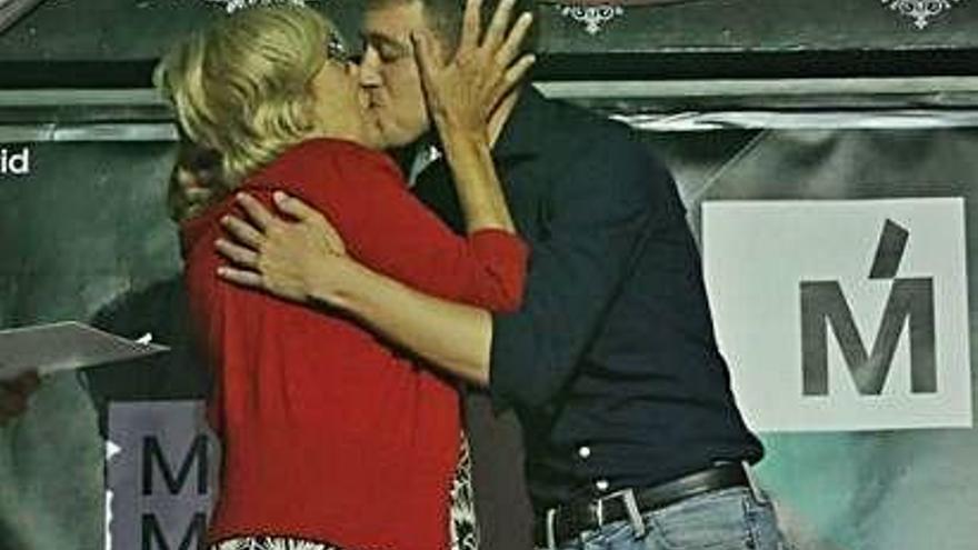 Carmena i Errejón es besen als llavis en una festa electoralde color LGTBI
