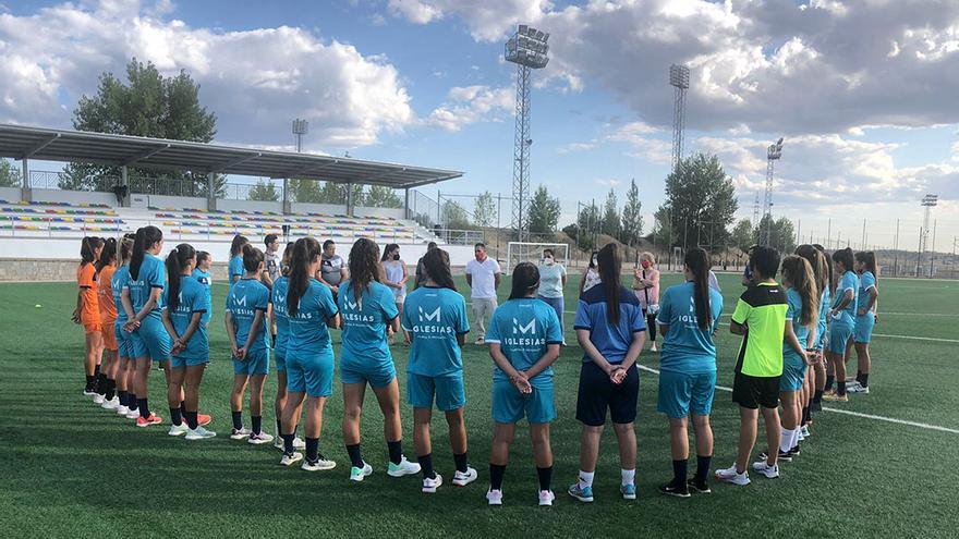 Montenegro con sus jugadoras en el arranque de la pretemporada del Pozoalbense.