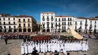 La creciente participación de jóvenes y mujeres marca la Semana Santa de Cáceres