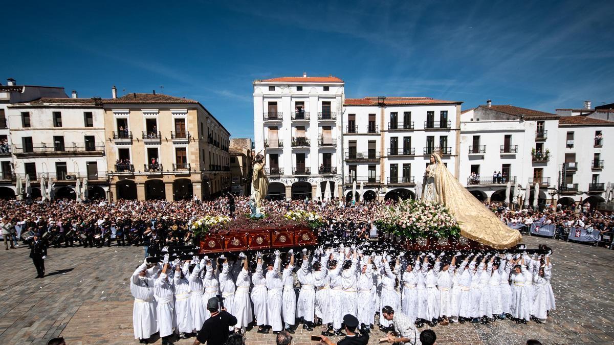 Video | Cáceres pone el broche de oro a una Semana Santa inmejorable con la procesión del Encuentro