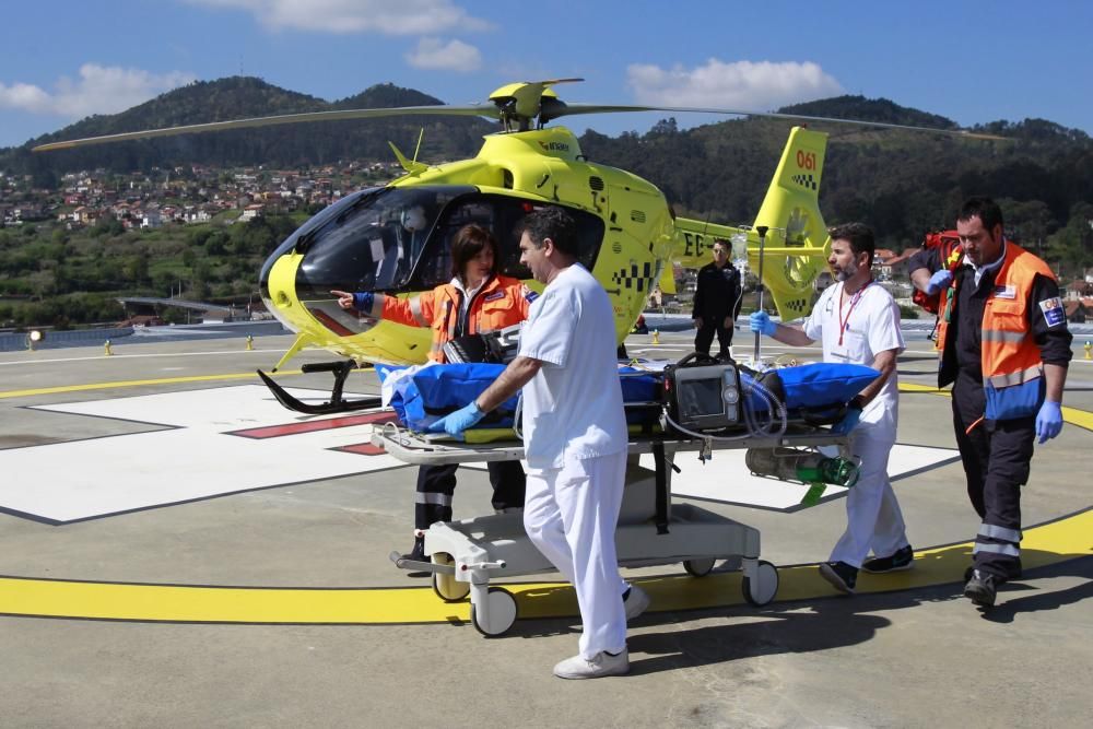 El helicóptero ya aterriza en el Álvaro Cunqueiro