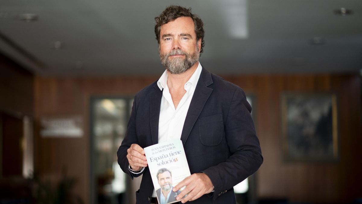 Iván Espinosa de los Monteros, con el libro que presentó este martes en Cáceres.