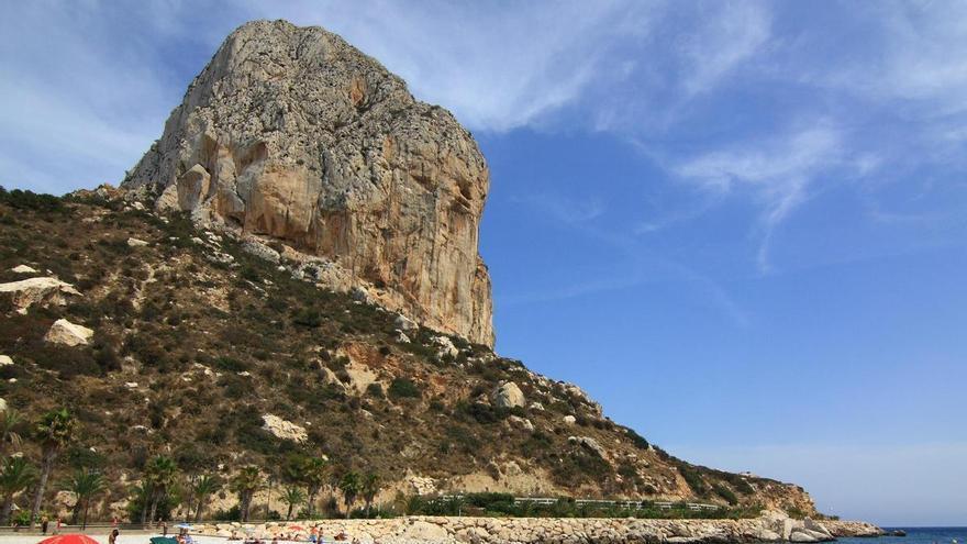 Calp consigue por primera vez cinco banderas azules para sus playas