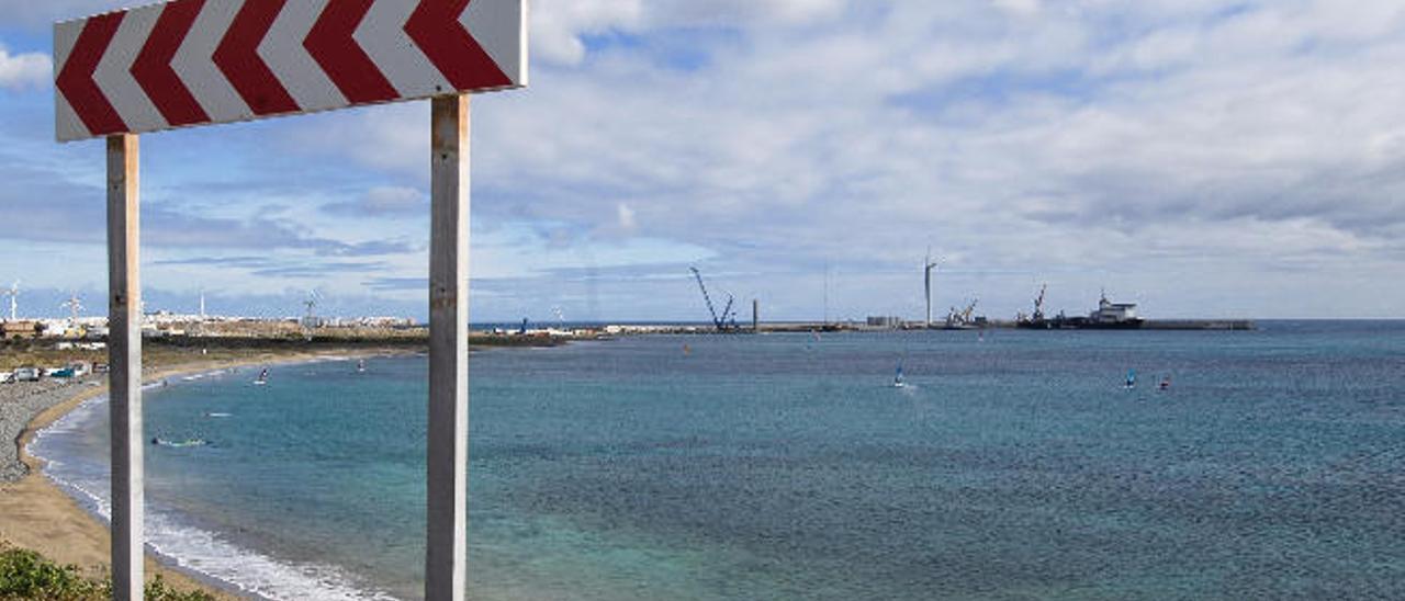 Agüimes rechaza el traslado de la Base Naval de la capital al puerto de Arinaga