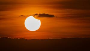 Eclipse solar parcial: hora y cómo se podrá ver desde España este fenómeno astronómico