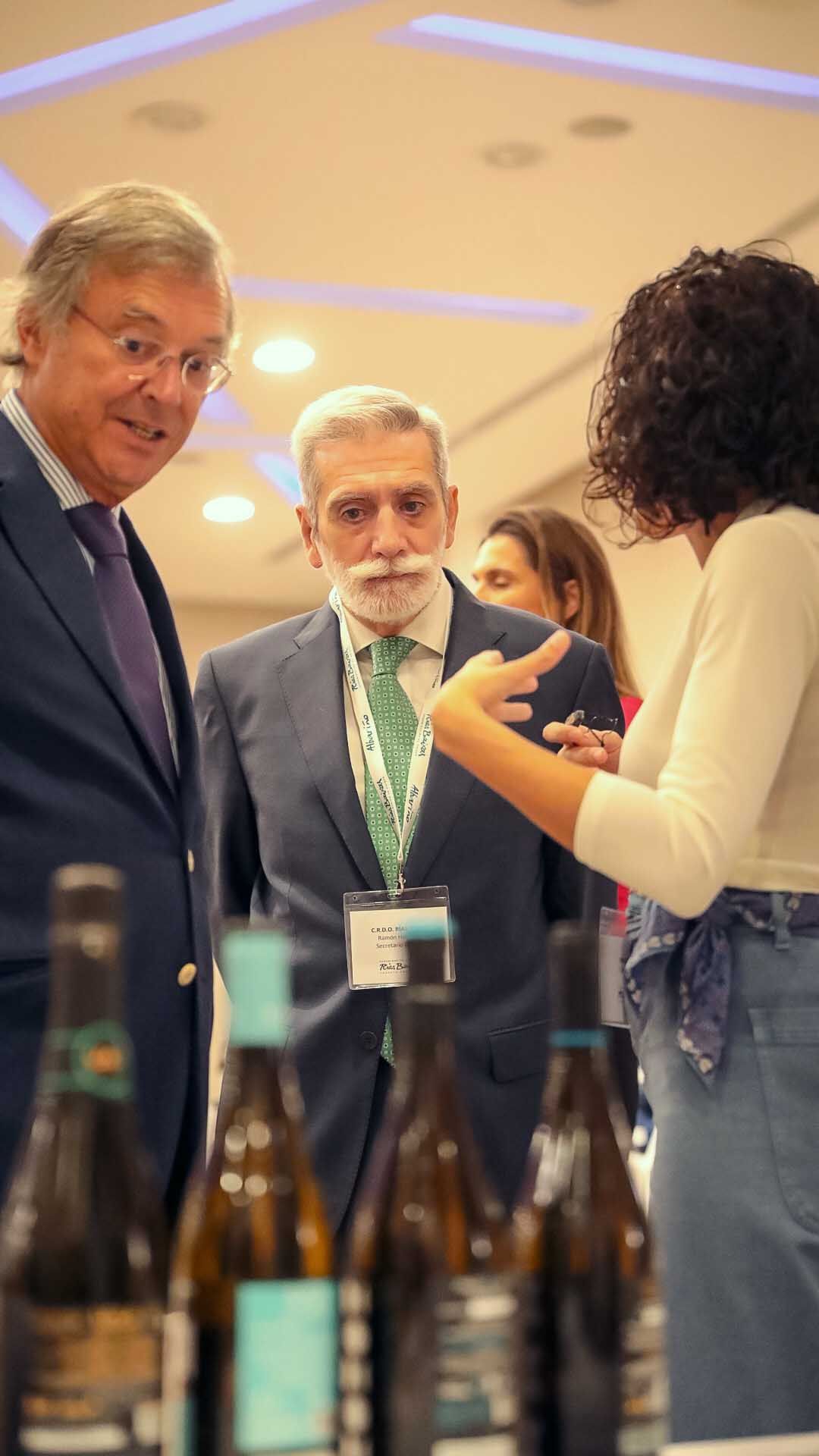 El embajador y el secretario del Consello Regulador.