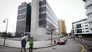 Losetas que se caen y una valla de seguridad: así está el edificio de Poniente por el que pasan cada día mil personas