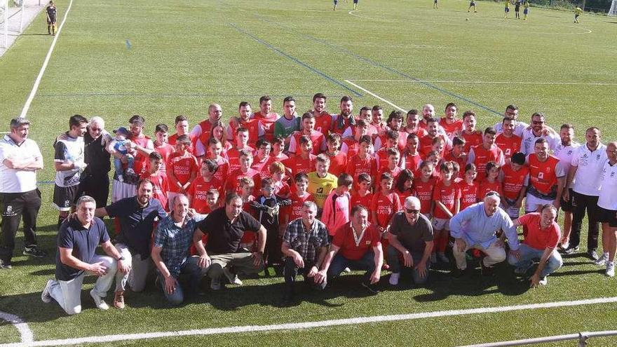 Foto de familia de jugadores de todas las categorías y veteranos, ayer en el campo de O Marco de A Peroxa. // Iñaki Osorio